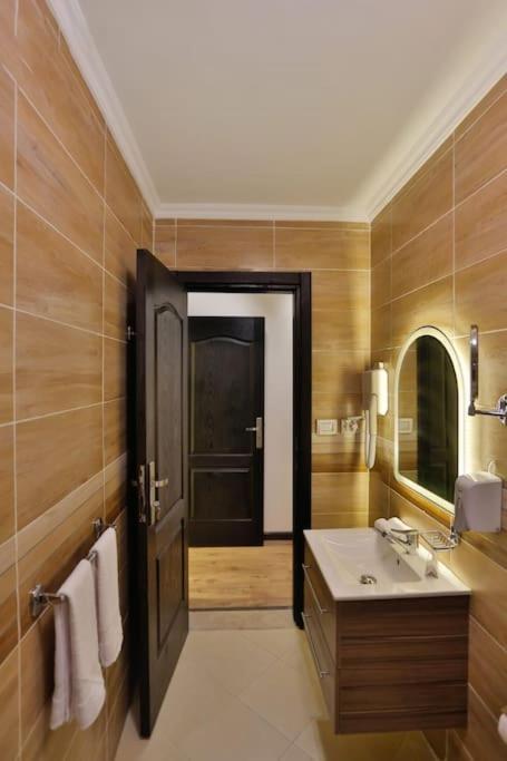 Parkside Boutique 3 Bbr Serviced Apartment - Ocean Blue - Near Airport El El Cairo Exterior foto
